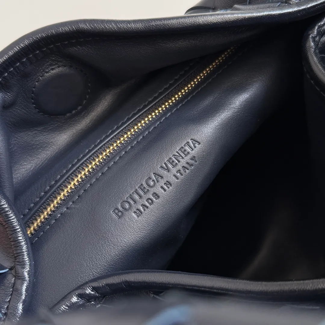 Batch 1960 It seems that this bag from BV has been popular recently ~ The new Hop is really not too beautiful. The whole bag has no seams. The bag body and handles are made of one piece of leather. It reflects the style and essence of Bottega Veneta. It truly represents craftsmanship and creativity. The large size has a very loose and lazy upper body. Big bag lovers will definitely not regret buying it. Style number: 796262 Size: 46*21*10cm